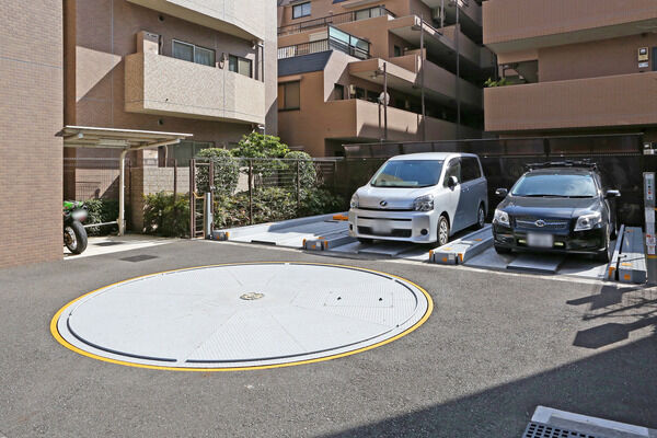 敷地奥に機械式の駐車場を設置。		