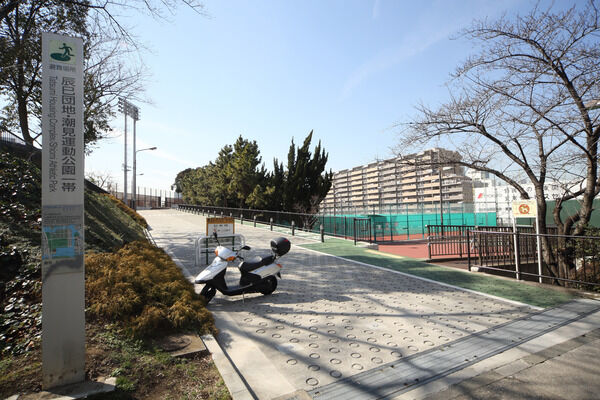 休日の散策に心を癒やす「洲崎川緑道公園」まで約400m（徒歩5分）。		