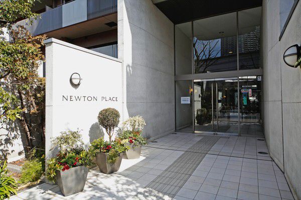 サウスコートエントランスを越えるとライブラリや和室に続く。