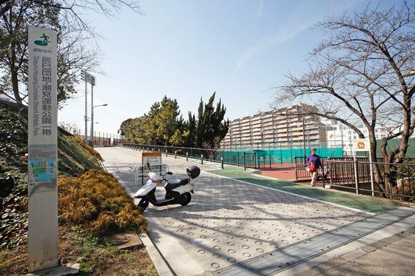 野球場とテニスコートを有する「潮見運動公園」約1,100m（徒歩14分）。