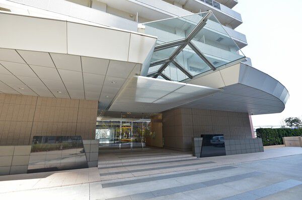 運河の先にはホテルライクな車寄せをもった、印象的なエントランスが出迎える。