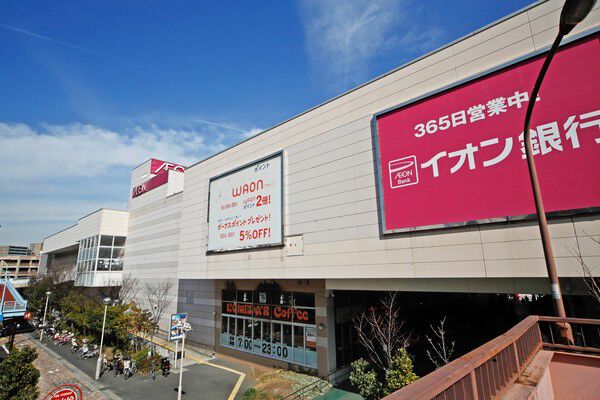 日常のお買い物に便利な「イオン東雲ショッピングセンター」約200m（徒歩3分）。