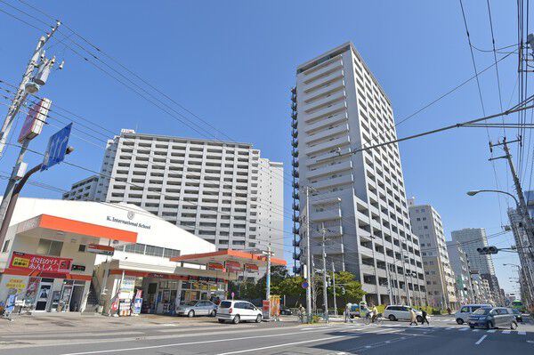 【パークハウス清澄白河】外観全体はモノトーンでまとめられ、シックなムード。		