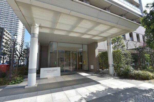 広々としたエントランスは、陽光が差し込む開放的な空間です。		