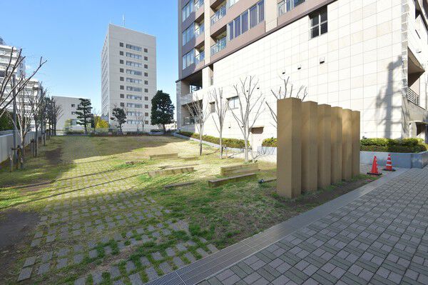 リバーサイドの景観を生かし、敷地の約70%をオープンスペースに。		