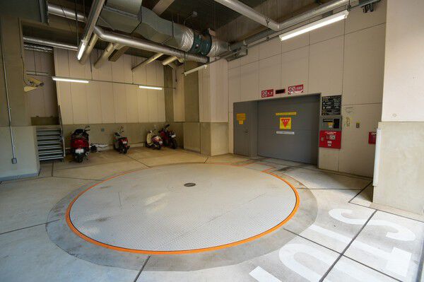 ゆとりのある広さで出入庫しやすい立体駐車場。		