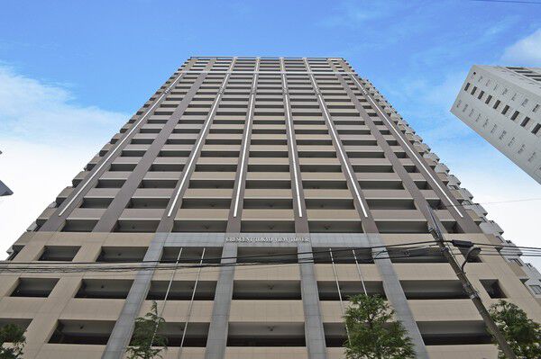 【クレッセント東京ヴュータワー】アングルによって印象が変わる外観は、6種類のタイルでグラデーションを構成。		