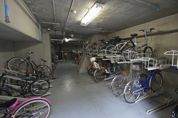 318台分の屋内駐輪場（有料）を用意。		
