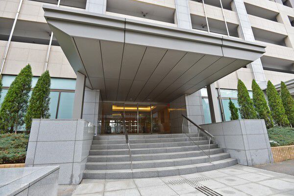 シンメトリーが美しいエントランスには、風雨から守るワイドなキャノピーを設置。		