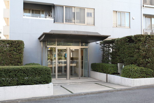 公道からのアプローチは、美しく整えられた生け垣が飾ります。