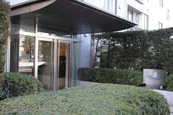 エントランスは、R型のひさしが印象的。