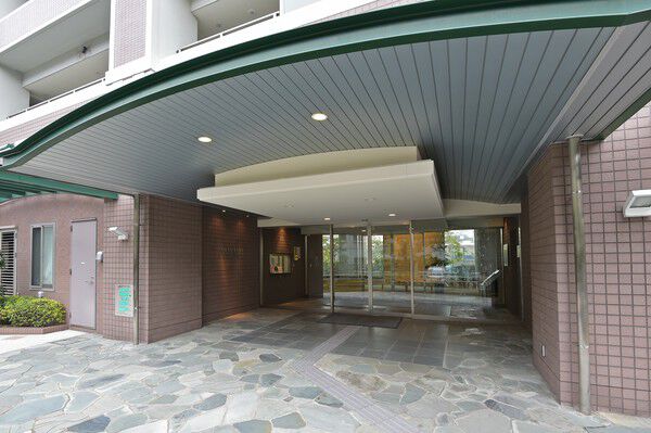 キャノピーに覆われたエントランスを抜けると、まばゆいガラスウォールが出迎える。		