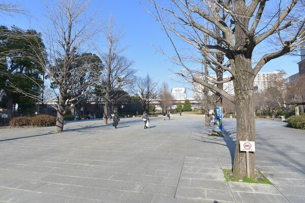 デイキャンプ施設も併設した「浜町公園」まで約800m（徒歩10分）。		