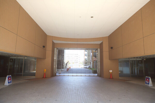 広々とした駐車場は使い勝手も良く、雨の日も安心です。