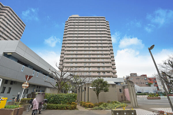 広々とした景観をつくりだすオープンスペースには、緑が生い茂る。 広々とした景観をつくりだすオープンスペースには、緑が生い茂る。