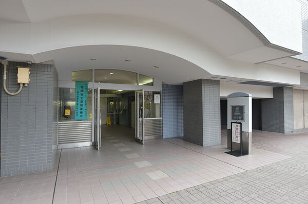 大きな庇が、住まう人を風雨から守るエントランス。		