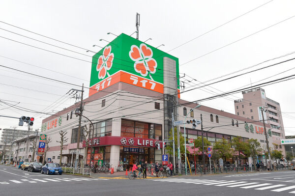 生鮮食品の品揃えも豊富な「ライフ深川猿江店」まで約700m（徒歩9分）。		