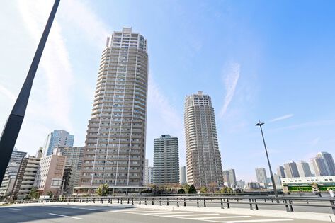 地上36階建、総住戸数499戸、中央に駐車場を備えるツインタワーレジデンス。 地上36階建、総住戸数499戸、中央に駐車場を備えるツインタワーレジデンス。