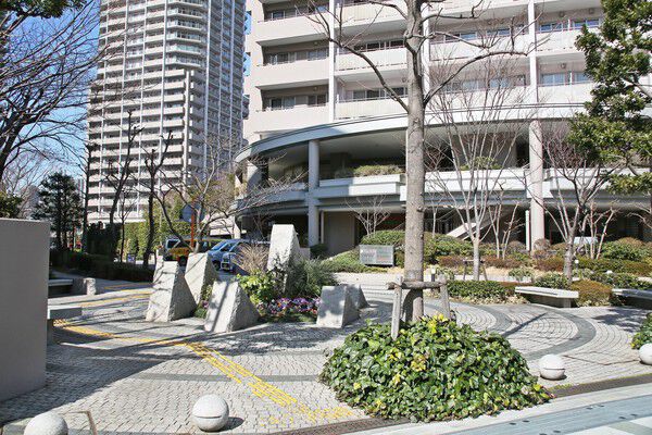 二層吹き抜けのファーストサロン、全面ガラス張りのコモンラウンジが人々を迎える。 二層吹き抜けのファーストサロン、全面ガラス張りのコモンラウンジが人々を迎える。