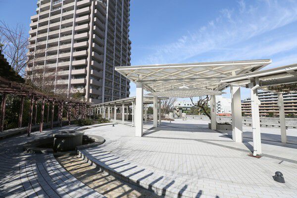 優しく美しい水辺の庭園「キャナルパーク」が優雅な佇まいを際立たせます。 優しく美しい水辺の庭園「キャナルパーク」が優雅な佇まいを際立たせます。