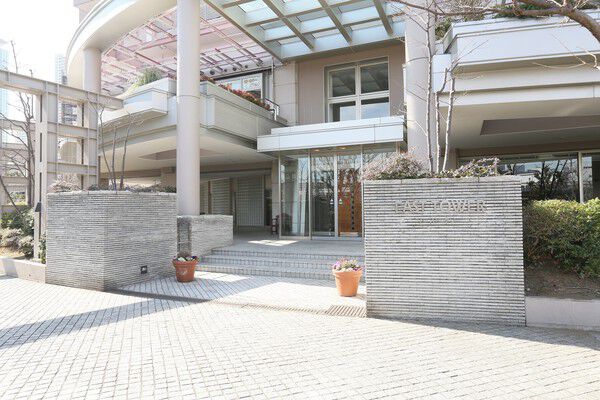 ガラスウォールのエントランスはまるで絵画のような開放的で明るい空間を実現。 ガラスウォールのエントランスはまるで絵画のような開放的で明るい空間を実現。