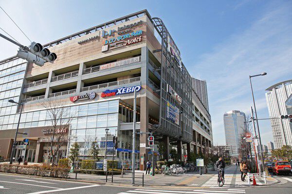 多彩な大型商業施設「アーバンドックららぽーと豊洲」約690m（徒歩9分）。	