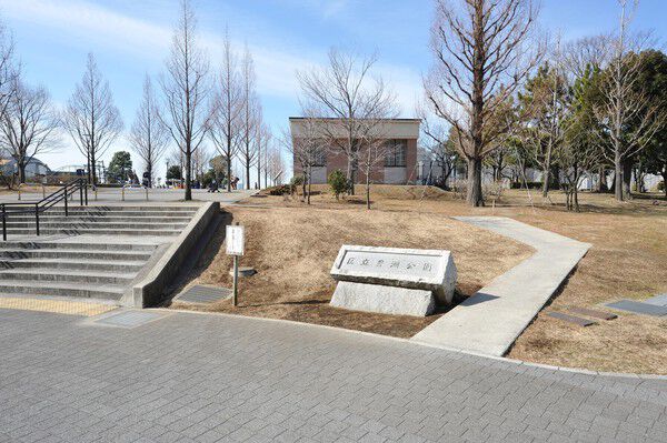 ガス科学館と隣接し、芝生広場を備えた「豊洲公園」約880m(徒歩11分)。 ガス科学館と隣接し、芝生広場を備えた「豊洲公園」約880m(徒歩11分)。