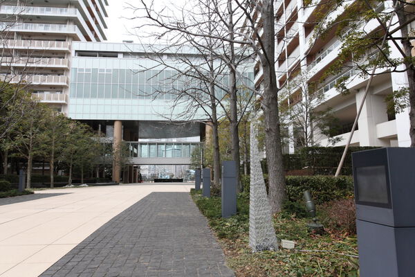 エントランスへと導く緑の並木道「センタープロムナード」。