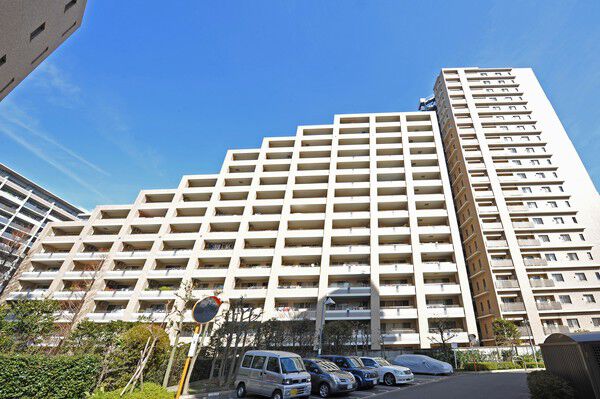 【プライヴブルー東京】奥行きのあるバルコニーが連なり奏でるリズム。陽当たりも良好です。 【プライヴブルー東京】奥行きのあるバルコニーが連なり奏でるリズム。陽当たりも良好です。