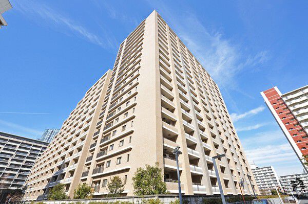 海辺の風に潤いの運河、そして萌ゆる緑。そんなロケーションに佇む品格。