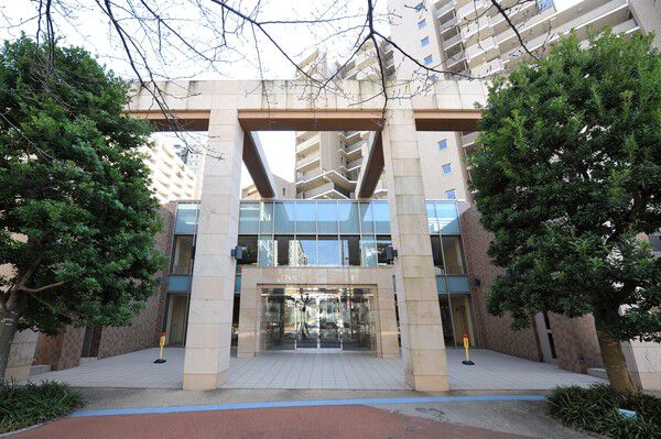 ぬくもりあるアースカラーと一際高い列柱が印象的な、堂々とした風格のエントランス。