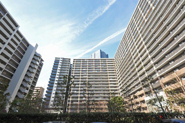 【東京フロントコート】中央に緑豊かな庭園を設けた「ロ」の字型のコートヤード形状です。		