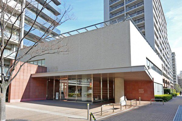 上質感のあるメインエントランス。内部が外から見えないよう設計。