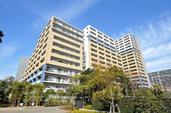 【グランアルト豊洲】大地に根付く力強さと、空に溶け込むような軽やかさを共存させた現代的なフォルム。		 【グランアルト豊洲】大地に根付く力強さと、空に溶け込むような軽やかさを共存させた現代的なフォルム。