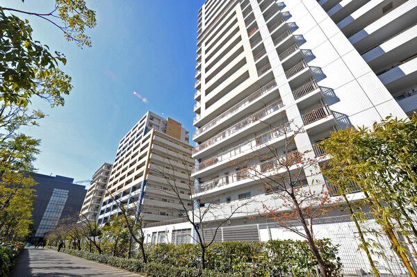 【グランアルト豊洲】明るい陽光に映える軽やかなライフステージは、293世帯の家族だけに許された特権。		 【グランアルト豊洲】明るい陽光に映える軽やかなライフステージは、293世帯の家族だけに許された特権。