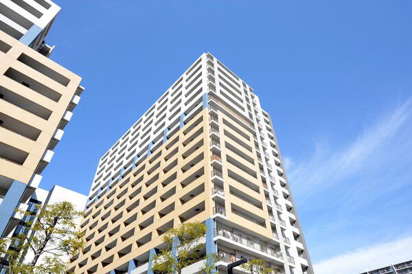 南東から建物を望む。明るいライフステージを予感させる良好な陽当たり。		