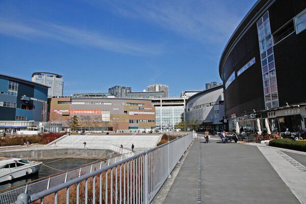 多彩な商業施設の「アーバンドックららぽーと豊洲」まで530m（徒歩7分）。