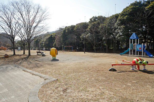 用具のレンタルも可能な「辰巳の森海浜公園」まで約1,300m（徒歩17分）。