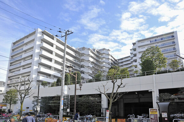 アーム式のリモコンカーゲートが設置された約250台収容の駐車場。