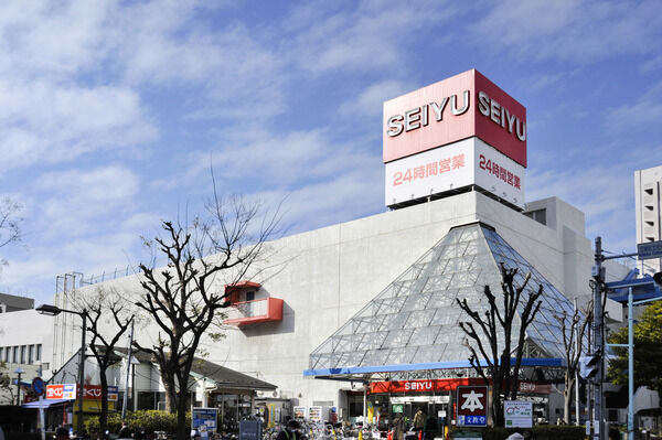 「江東区役所」が隣接している「西友東陽町店」は約190m（徒歩3分）。