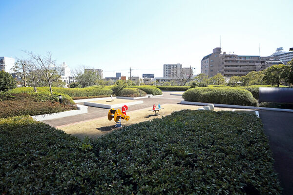 敷地内のグリーンゾーンは、そのまま「仙台堀川公園」へと続いています。		