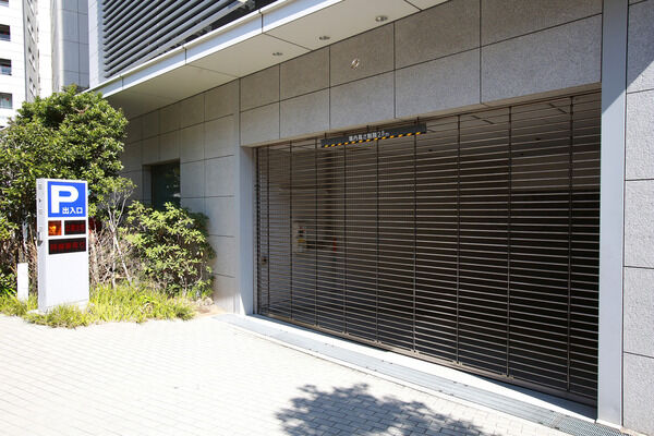 駐車場入口には防犯効果を高めるリモコン式シャッターゲートを設置。		