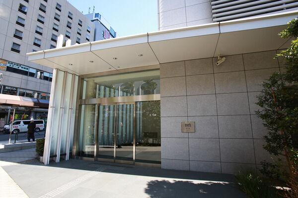 ルーバーのスクリーンウォールと高さのある庇が格調あるエントランス。		