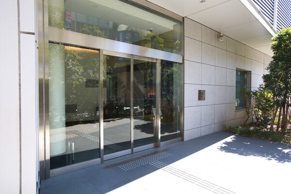 エントランスが目黒通りの賑わいを遮断する。		