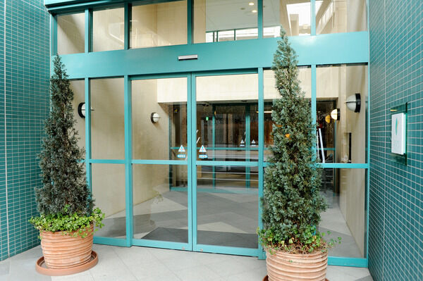 エントランスには、オートロック・宅配ロッカーが配備されています。