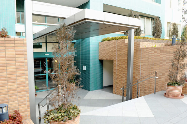 エントランスを抜けると、一流ホテルのロビーのようなラウンジが広がります。