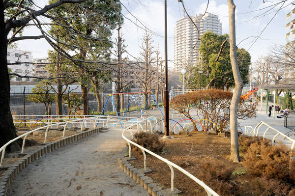 子供達の遊ぶ遊具が設置されている「権現山公園」は、約160m（徒歩2分）。