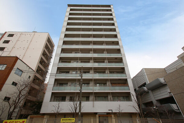 【パークホームズ目黒リバーサウスアーバンレジデンス】地上14階建ての伸びやかなフォルムが、空に溶け込みます。