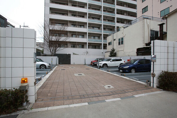 駐車場は37台収容。入り口は安全に配慮した歩車分離の設計です。