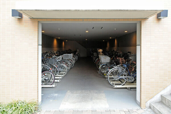 ゆとりある駐輪場があり、安心して駐輪可能です。